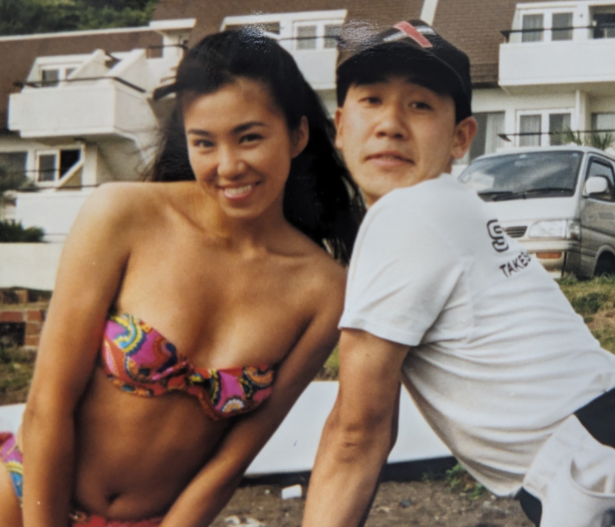 Nakagawa nos bastidores do episódio 23 de Ohranger, ao lado de Ayumi Asou